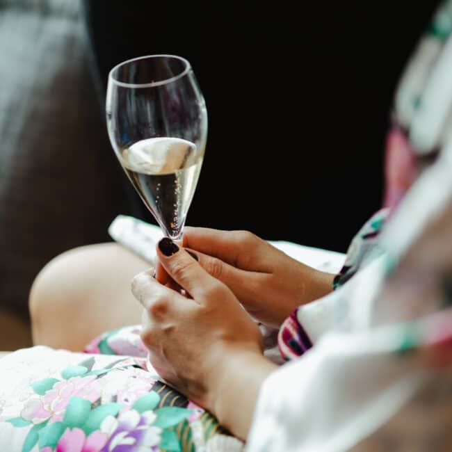 Braut mit Champagner bei Getting Ready