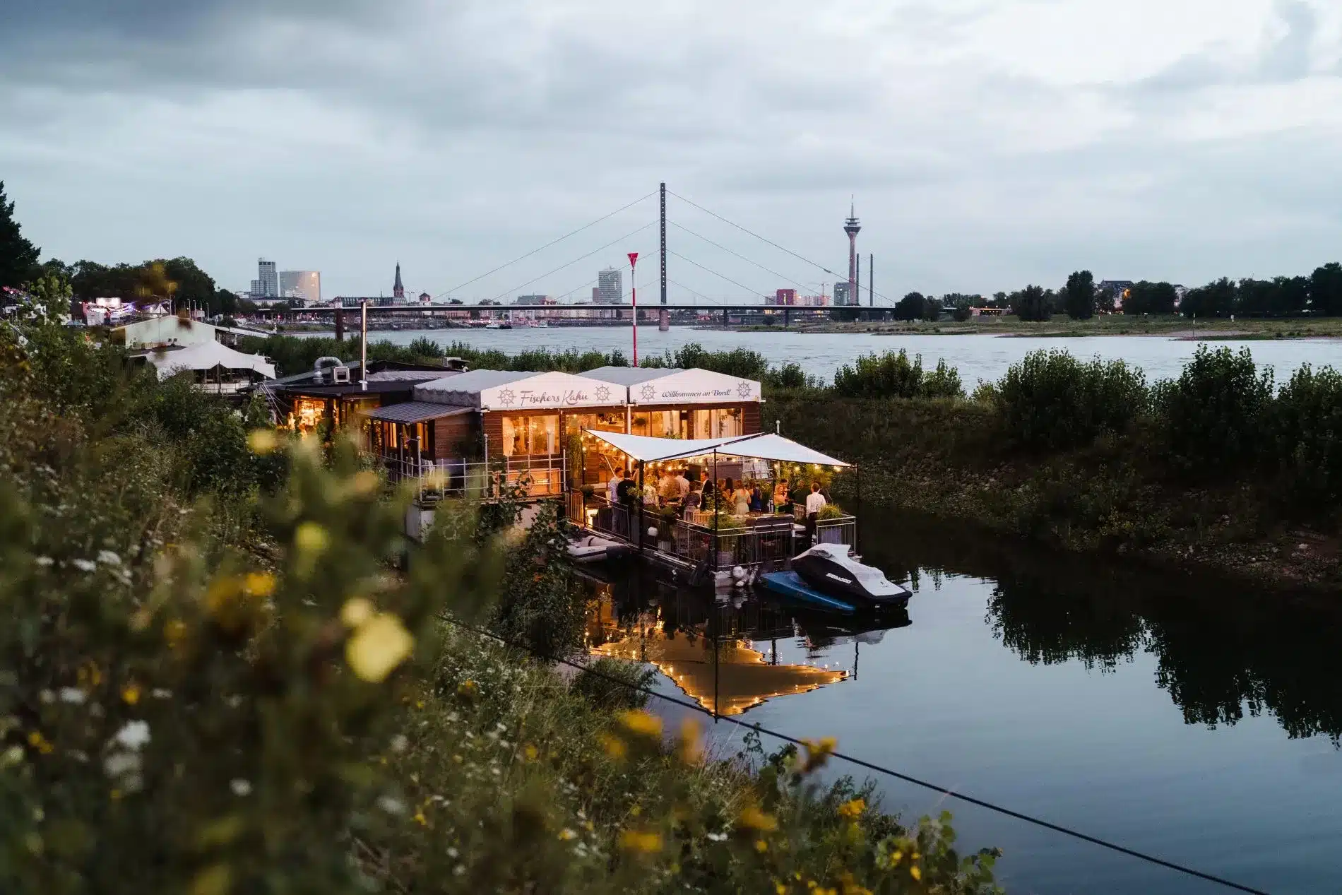 Hochzeitslocation Hausboot auf Rhein beleuchtet