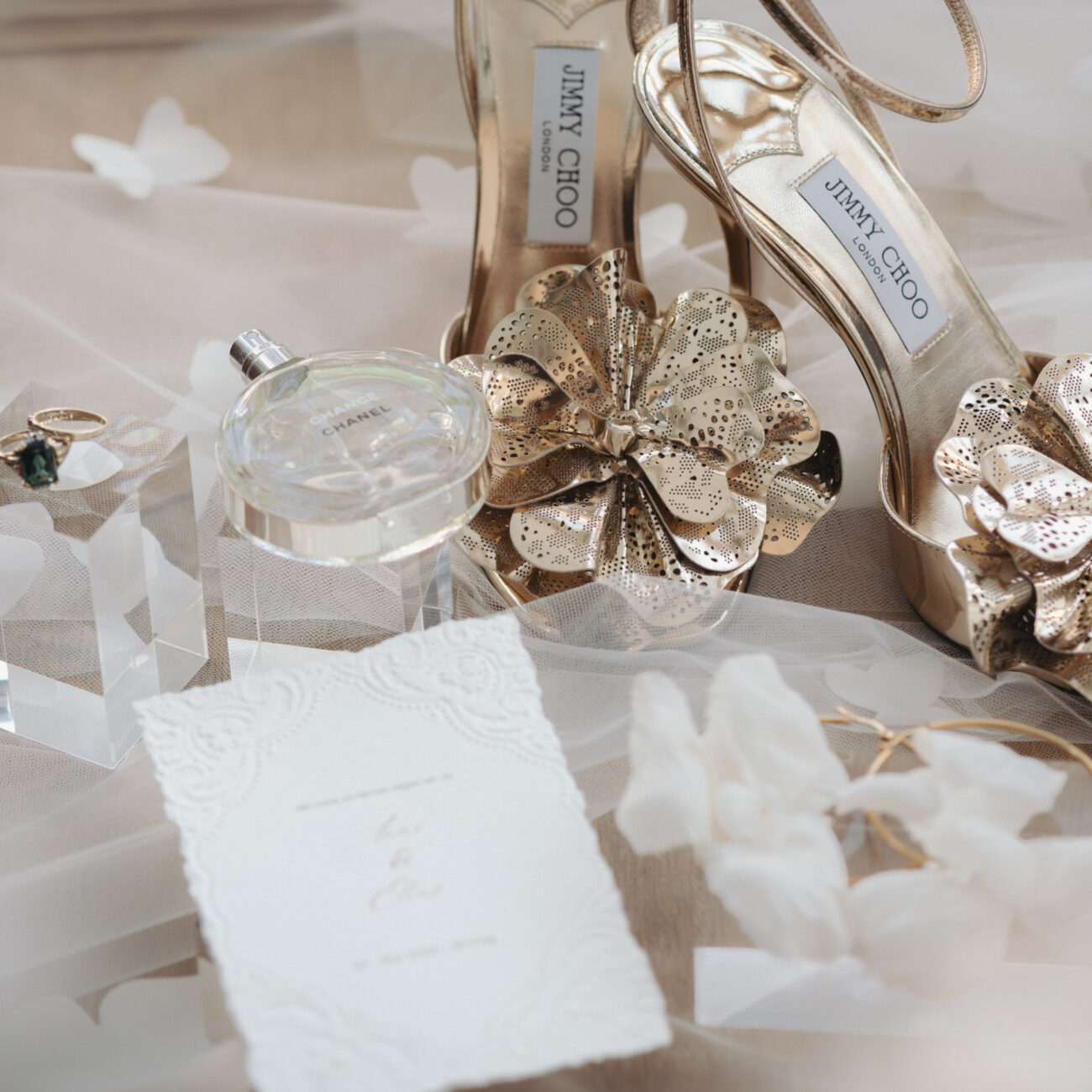 Hochzeitsflatlay mit Jimmy Choos Hochzeitsschuhen
