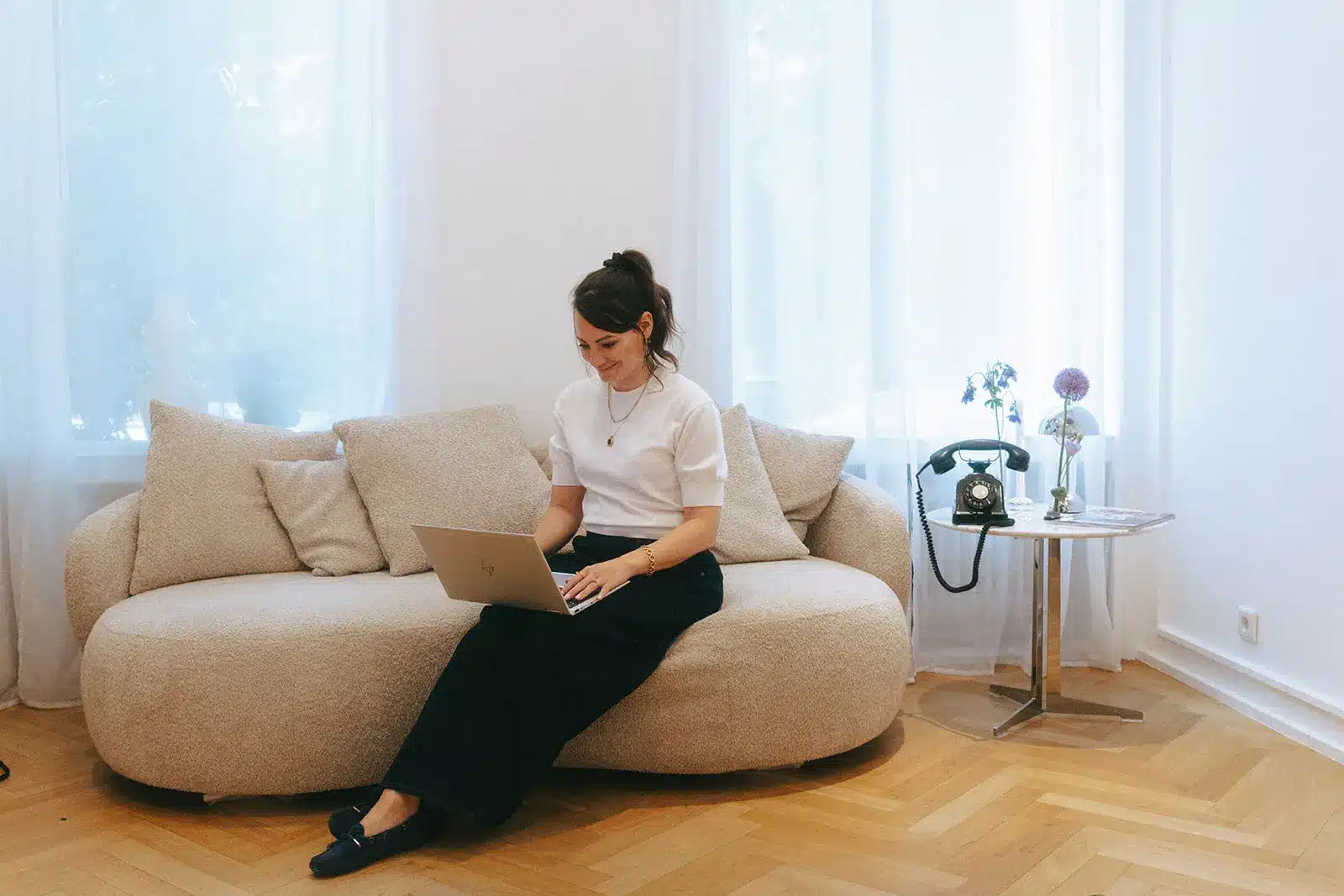 Teresa Ziser, Hochzeitsplanerin, erstellt Hochzeitskonzept am Laptop. Retesa Weddings Düsseldorf