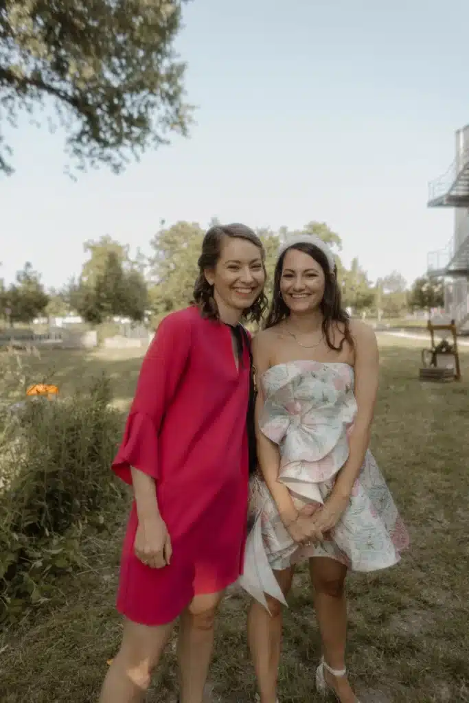 Zwei Trauzeuginnen bei Hochzeit in NRW