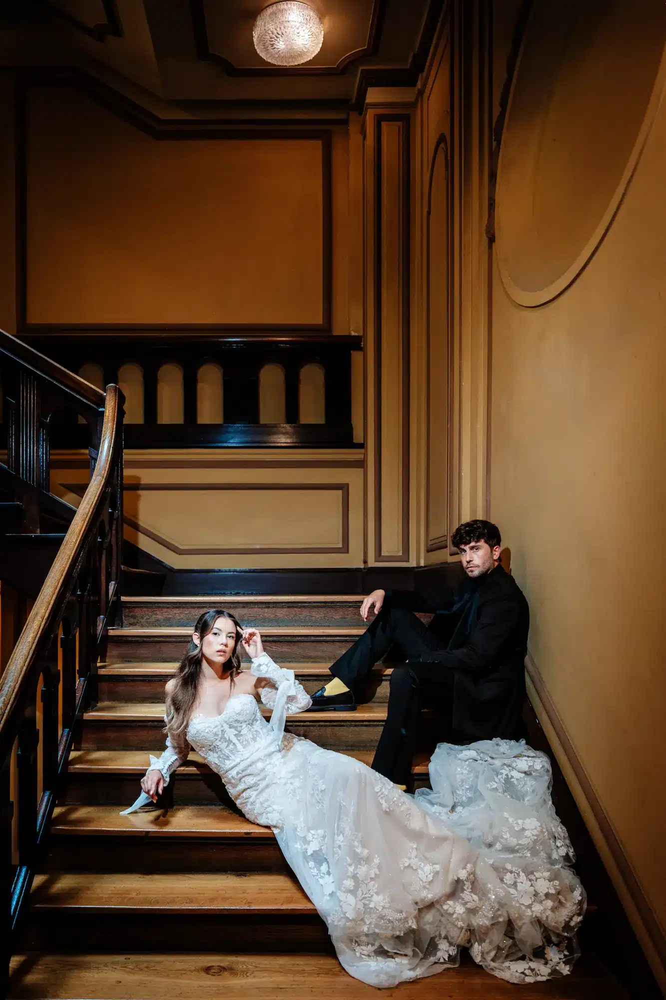 Brautpaar im Mannesmann-Haus Düsseldorf – Hochzeitsplanung Retesa Weddings