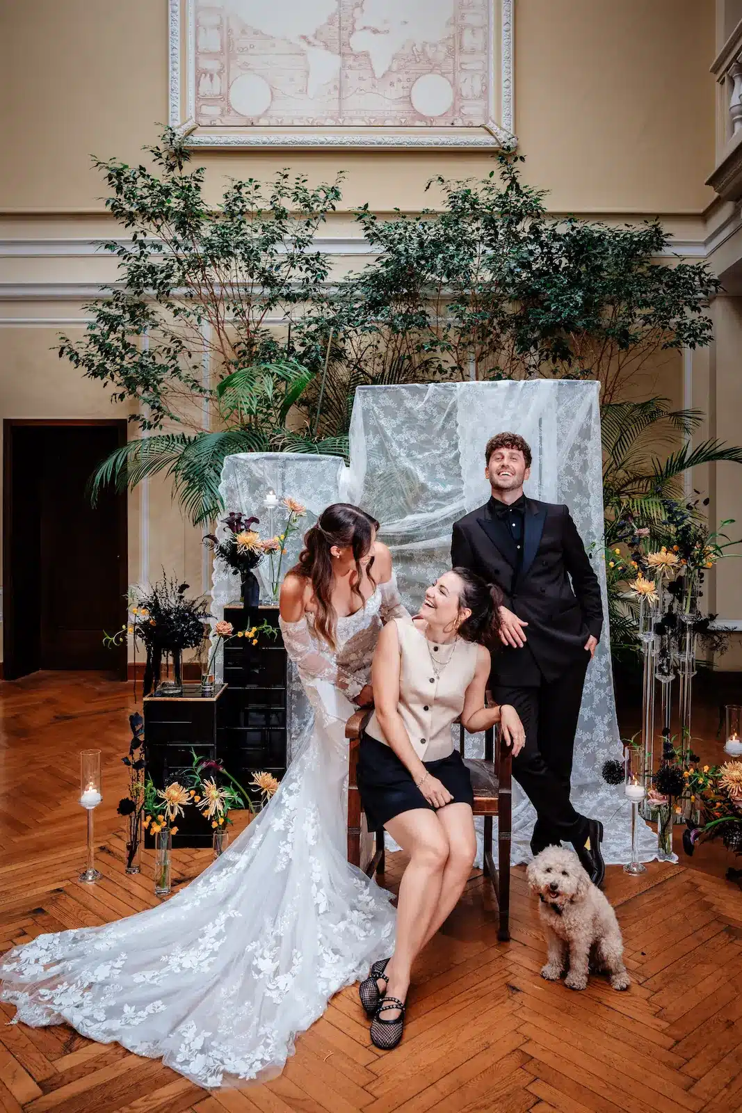 Hochzeitsplanerin Teresa Ziser lacht mit Brautpaar – Kontakt Retesa Weddings Düsseldorf